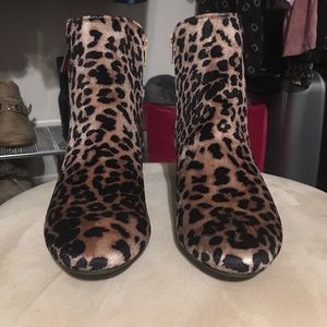 Jaclyn Smith leopard print Shoes Size 8